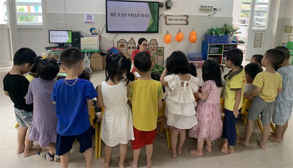 Hình ảnh các bé lớp C3 thực hành tuốt rau ngót